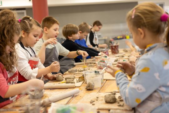 Chełm. Ferie w Chełmskim Domu Kultury. Teatr, tańce, garncarstwo i plastyka [GALERIA ZDJĘĆ]