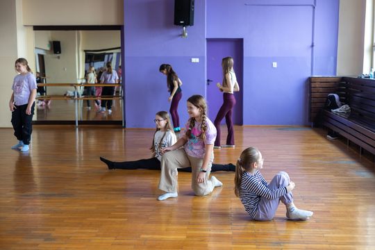 Chełm. Ferie w Chełmskim Domu Kultury. Teatr, tańce, garncarstwo i plastyka [GALERIA ZDJĘĆ]