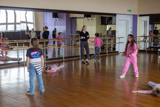 Chełm. Ferie w Chełmskim Domu Kultury. Teatr, tańce, garncarstwo i plastyka [GALERIA ZDJĘĆ]