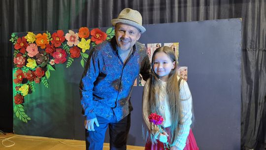 Dzień Kobiet w Siedliszczu. Były goździki i koncert K.A.S.A. [GALERIA ZDJĘĆ]