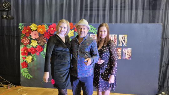 Dzień Kobiet w Siedliszczu. Były goździki i koncert K.A.S.A. [GALERIA ZDJĘĆ]