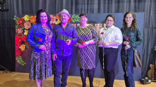 Dzień Kobiet w Siedliszczu. Były goździki i koncert K.A.S.A. [GALERIA ZDJĘĆ]