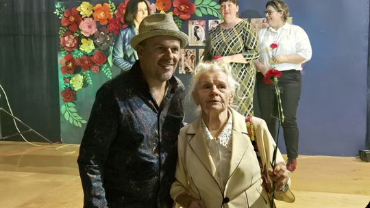 Dzień Kobiet w Siedliszczu. Były goździki i koncert K.A.S.A. [GALERIA ZDJĘĆ]