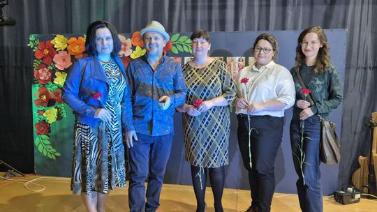 Dzień Kobiet w Siedliszczu. Były goździki i koncert K.A.S.A. [GALERIA ZDJĘĆ]
