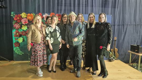 Dzień Kobiet w Siedliszczu. Były goździki i koncert K.A.S.A. [GALERIA ZDJĘĆ]