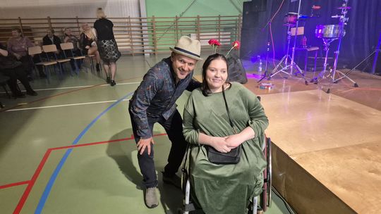 Dzień Kobiet w Siedliszczu. Były goździki i koncert K.A.S.A. [GALERIA ZDJĘĆ]