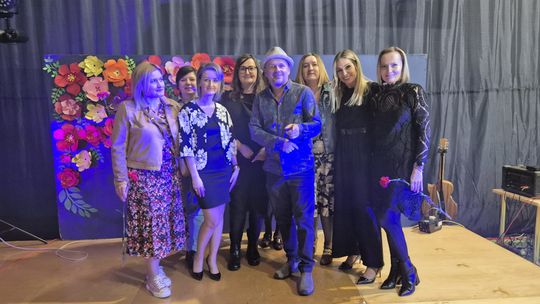 Dzień Kobiet w Siedliszczu. Były goździki i koncert K.A.S.A. [GALERIA ZDJĘĆ]