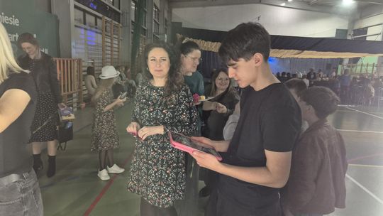 Dzień Kobiet w Siedliszczu. Były goździki i koncert K.A.S.A. [GALERIA ZDJĘĆ]