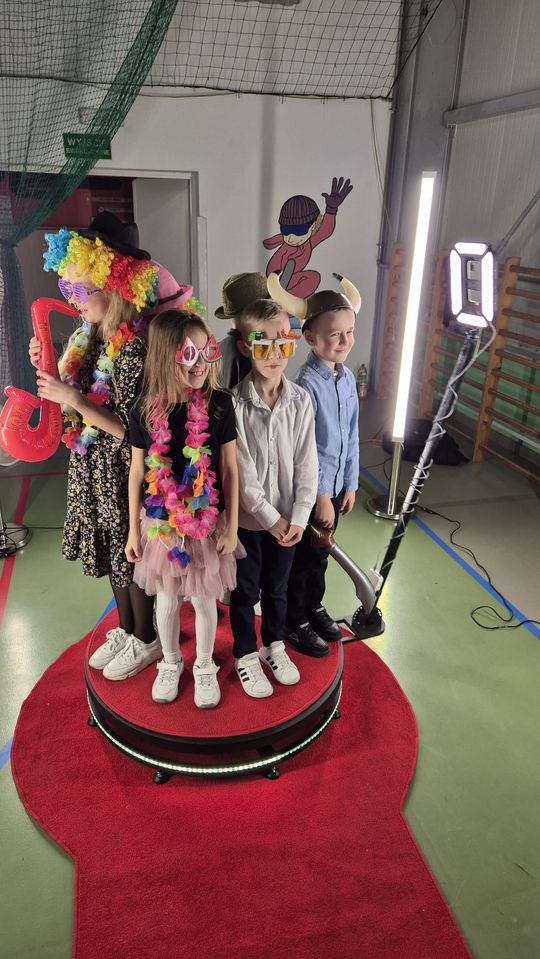 Dzień Kobiet w Siedliszczu. Były goździki i koncert K.A.S.A. [GALERIA ZDJĘĆ]