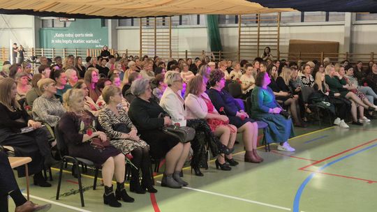 Dzień Kobiet w Siedliszczu. Były goździki i koncert K.A.S.A. [GALERIA ZDJĘĆ]