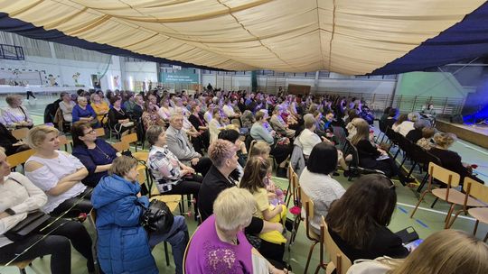 Dzień Kobiet w Siedliszczu. Były goździki i koncert K.A.S.A. [GALERIA ZDJĘĆ]