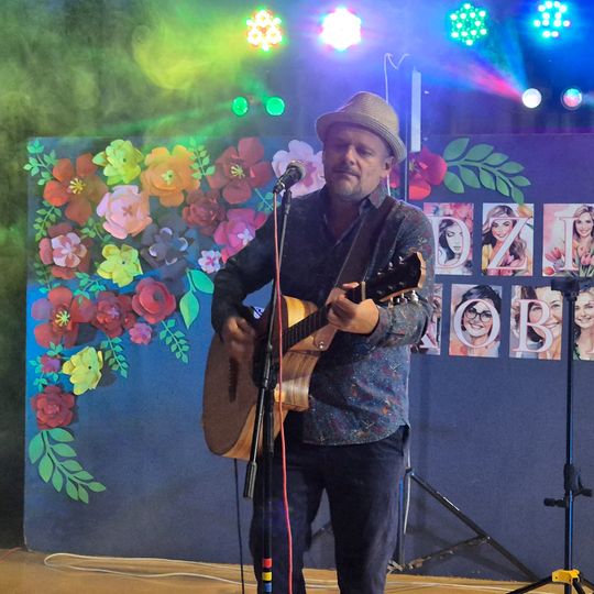 Dzień Kobiet w Siedliszczu. Były goździki i koncert K.A.S.A. [GALERIA ZDJĘĆ]