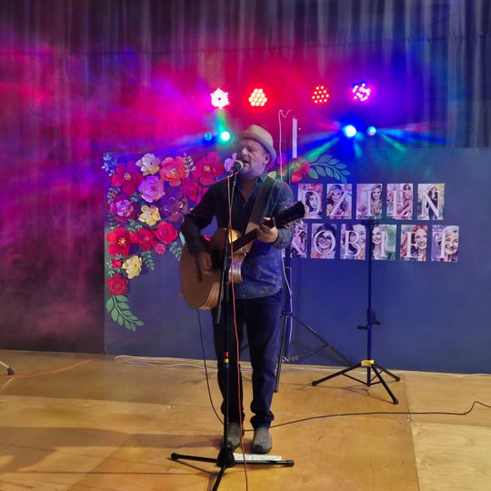 Dzień Kobiet w Siedliszczu. Były goździki i koncert K.A.S.A. [GALERIA ZDJĘĆ]