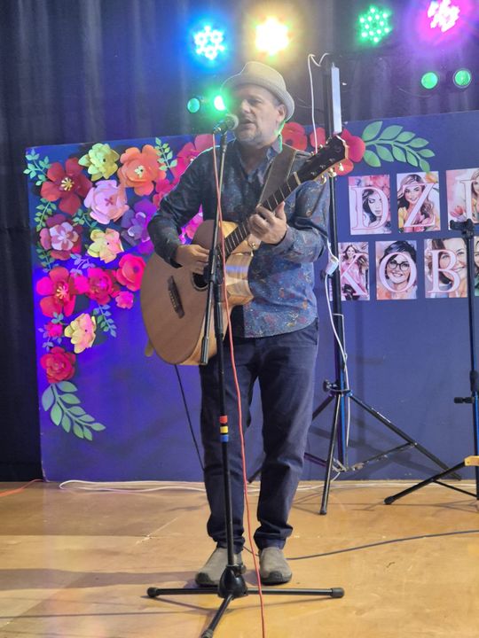 Dzień Kobiet w Siedliszczu. Były goździki i koncert K.A.S.A. [GALERIA ZDJĘĆ]