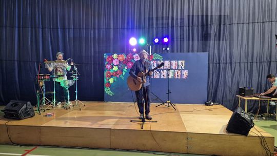 Dzień Kobiet w Siedliszczu. Były goździki i koncert K.A.S.A. [GALERIA ZDJĘĆ]