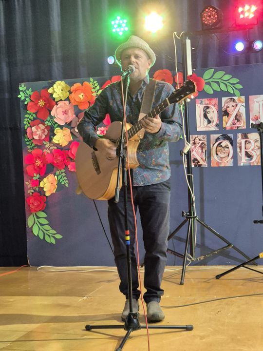 Dzień Kobiet w Siedliszczu. Były goździki i koncert K.A.S.A. [GALERIA ZDJĘĆ]