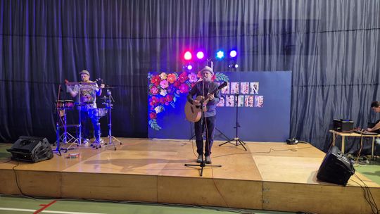 Dzień Kobiet w Siedliszczu. Były goździki i koncert K.A.S.A. [GALERIA ZDJĘĆ]