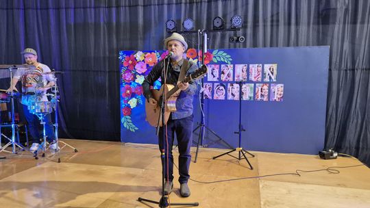 Dzień Kobiet w Siedliszczu. Były goździki i koncert K.A.S.A. [GALERIA ZDJĘĆ]