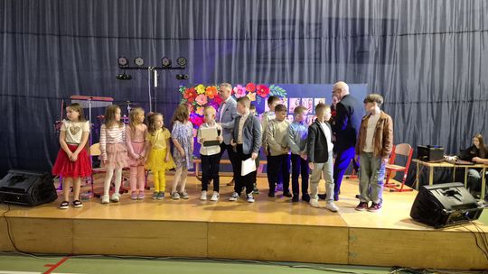 Dzień Kobiet w Siedliszczu. Były goździki i koncert K.A.S.A. [GALERIA ZDJĘĆ]