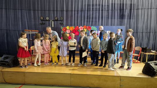 Dzień Kobiet w Siedliszczu. Były goździki i koncert K.A.S.A. [GALERIA ZDJĘĆ]