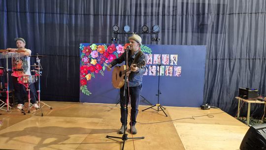 Dzień Kobiet w Siedliszczu. Były goździki i koncert K.A.S.A. [GALERIA ZDJĘĆ]