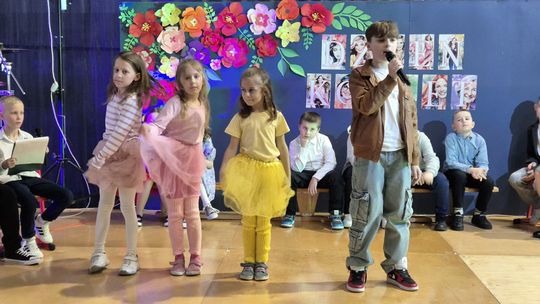 Dzień Kobiet w Siedliszczu. Były goździki i koncert K.A.S.A. [GALERIA ZDJĘĆ]