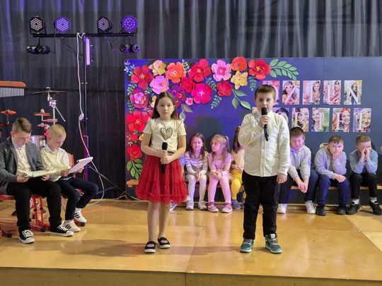 Dzień Kobiet w Siedliszczu. Były goździki i koncert K.A.S.A. [GALERIA ZDJĘĆ]