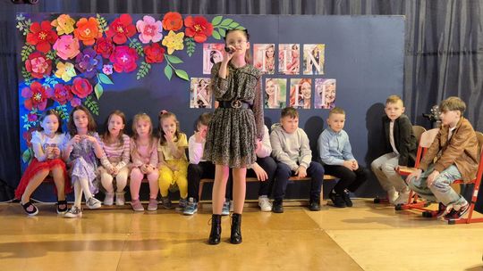 Dzień Kobiet w Siedliszczu. Były goździki i koncert K.A.S.A. [GALERIA ZDJĘĆ]