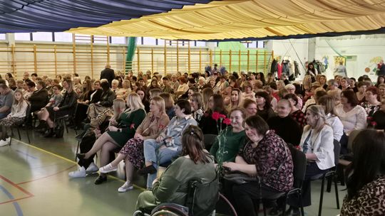 Dzień Kobiet w Siedliszczu. Były goździki i koncert K.A.S.A. [GALERIA ZDJĘĆ]