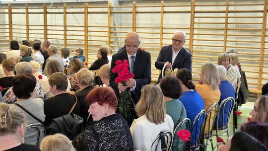 Dzień Kobiet w Siedliszczu. Były goździki i koncert K.A.S.A. [GALERIA ZDJĘĆ]