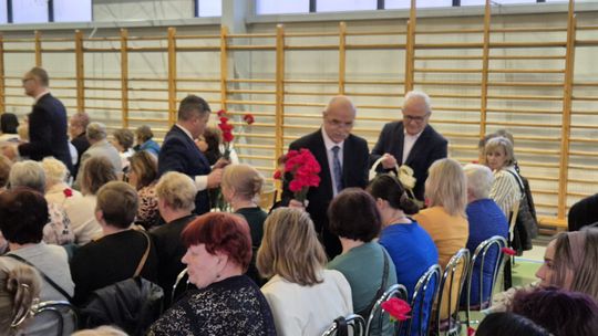 Dzień Kobiet w Siedliszczu. Były goździki i koncert K.A.S.A. [GALERIA ZDJĘĆ]