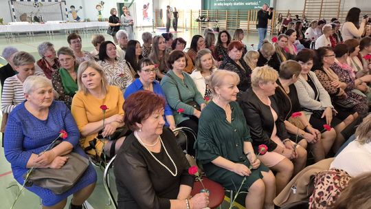 Dzień Kobiet w Siedliszczu. Były goździki i koncert K.A.S.A. [GALERIA ZDJĘĆ]