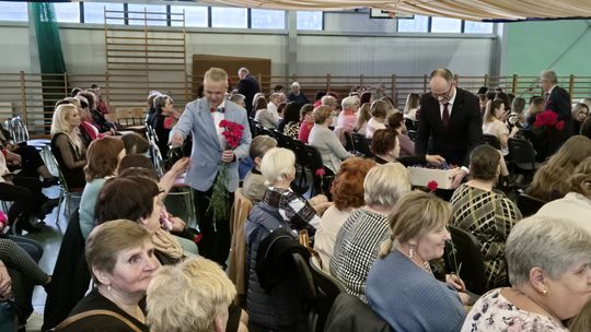 Dzień Kobiet w Siedliszczu. Były goździki i koncert K.A.S.A. [GALERIA ZDJĘĆ]