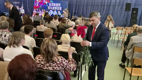 Dzień Kobiet w Siedliszczu. Były goździki i koncert K.A.S.A. [GALERIA ZDJĘĆ]