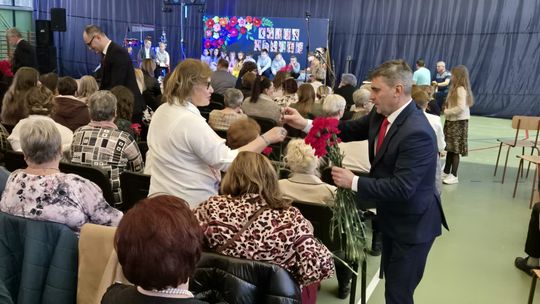 Dzień Kobiet w Siedliszczu. Były goździki i koncert K.A.S.A. [GALERIA ZDJĘĆ]