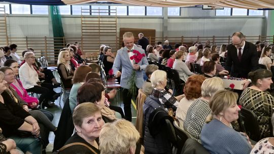 Dzień Kobiet w Siedliszczu. Były goździki i koncert K.A.S.A. [GALERIA ZDJĘĆ]