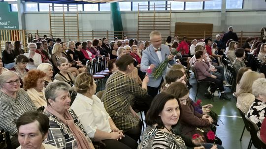 Dzień Kobiet w Siedliszczu. Były goździki i koncert K.A.S.A. [GALERIA ZDJĘĆ]