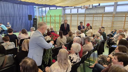 Dzień Kobiet w Siedliszczu. Były goździki i koncert K.A.S.A. [GALERIA ZDJĘĆ]