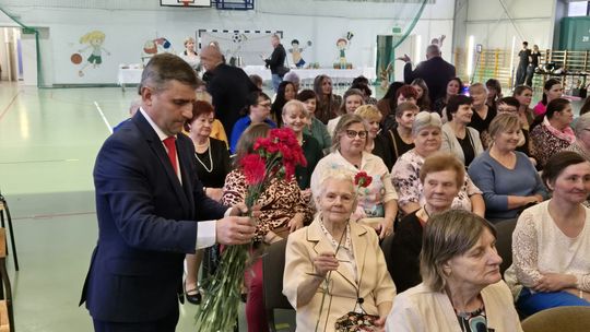 Dzień Kobiet w Siedliszczu. Były goździki i koncert K.A.S.A. [GALERIA ZDJĘĆ]