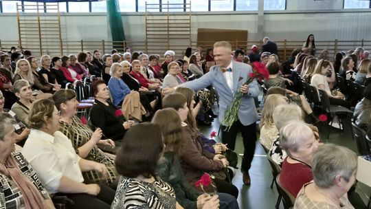 Dzień Kobiet w Siedliszczu. Były goździki i koncert K.A.S.A. [GALERIA ZDJĘĆ]