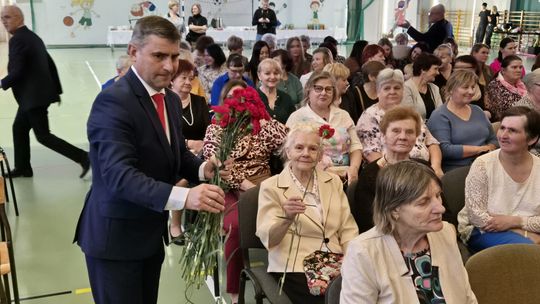 Dzień Kobiet w Siedliszczu. Były goździki i koncert K.A.S.A. [GALERIA ZDJĘĆ]