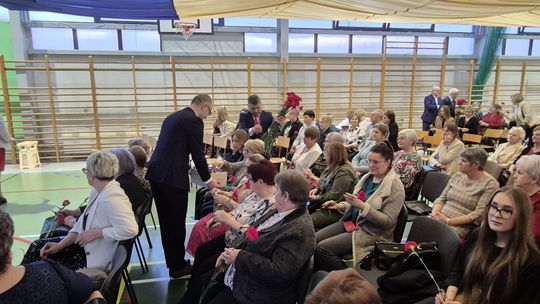 Dzień Kobiet w Siedliszczu. Były goździki i koncert K.A.S.A. [GALERIA ZDJĘĆ]