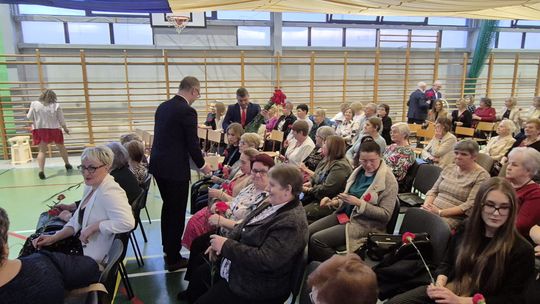 Dzień Kobiet w Siedliszczu. Były goździki i koncert K.A.S.A. [GALERIA ZDJĘĆ]