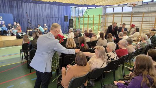 Dzień Kobiet w Siedliszczu. Były goździki i koncert K.A.S.A. [GALERIA ZDJĘĆ]