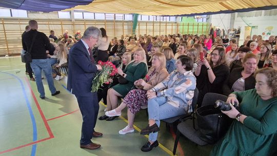 Dzień Kobiet w Siedliszczu. Były goździki i koncert K.A.S.A. [GALERIA ZDJĘĆ]