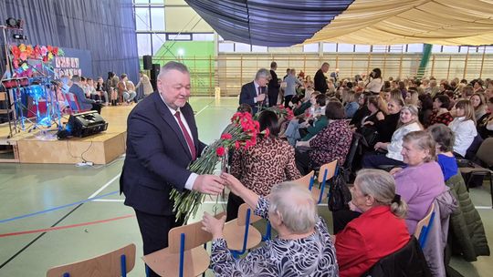 Dzień Kobiet w Siedliszczu. Były goździki i koncert K.A.S.A. [GALERIA ZDJĘĆ]