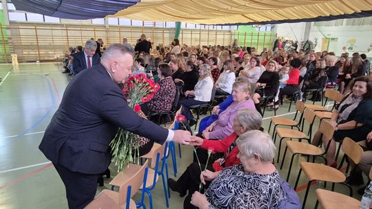 Dzień Kobiet w Siedliszczu. Były goździki i koncert K.A.S.A. [GALERIA ZDJĘĆ]