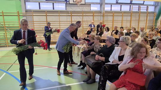 Dzień Kobiet w Siedliszczu. Były goździki i koncert K.A.S.A. [GALERIA ZDJĘĆ]