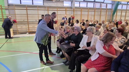 Dzień Kobiet w Siedliszczu. Były goździki i koncert K.A.S.A. [GALERIA ZDJĘĆ]