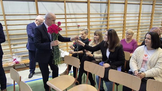 Dzień Kobiet w Siedliszczu. Były goździki i koncert K.A.S.A. [GALERIA ZDJĘĆ]